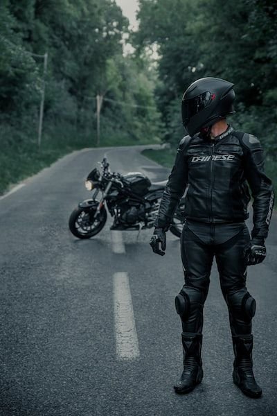 Comment protéger vos cheveux en conduisant une moto ?