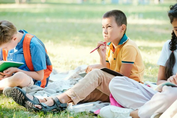 Quels sont les différents modèles de sandales adaptés pour garçons ?